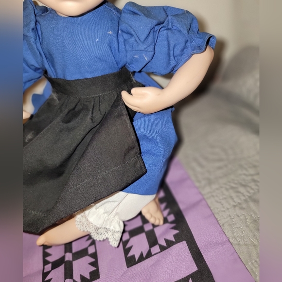 Ashton Drake Amish Blessings Rebeccah doll, includes 'quilt' - Picture 5 of 12